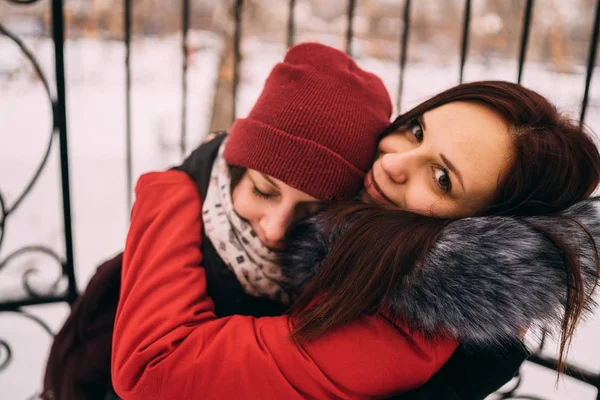 Två Flickor Promenad Friska Luften Vintern Konceptet Kvinnlig Vänskap — Stockfoto