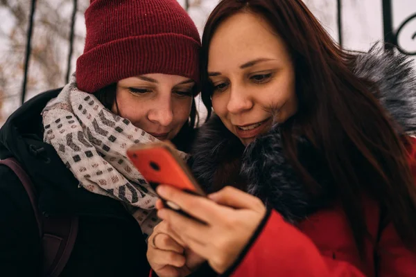 Zwei Mädchen Spazieren Winter Der Frischen Luft Das Konzept Der — Stockfoto