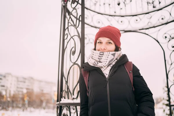 Portret Pięknej Blondynce Kapelusz Szalik Tle Krajobrazu Miasta Zimnych Porach — Zdjęcie stockowe