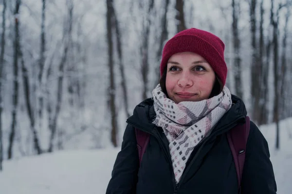 Muchacha Descansa Bosque Invernal Mujer Joven Caminando Por Nieve Parque —  Fotos de Stock