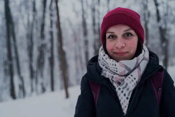 Menina Tem Resto Nos Bosques Inverno Jovem Mulher Caminhando Pela — Fotografia de Stock