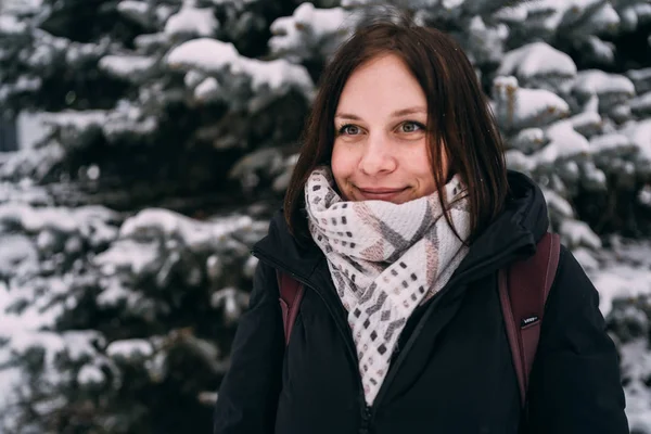 Dziewczyna Sobie Przerwę Zimowym Lesie Młoda Kobieta Chodzenie Śniegu Zimie — Zdjęcie stockowe