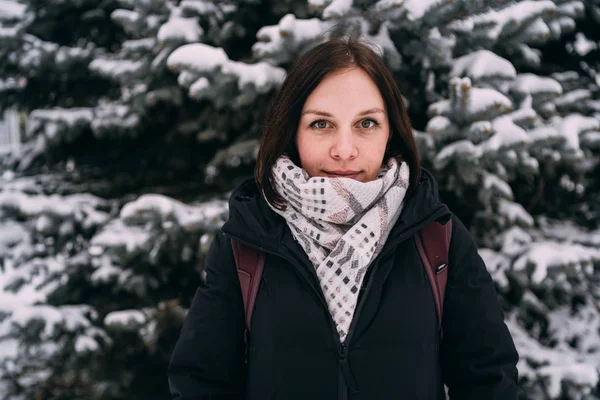 Muchacha Descansa Bosque Invernal Mujer Joven Caminando Por Nieve Parque — Foto de Stock