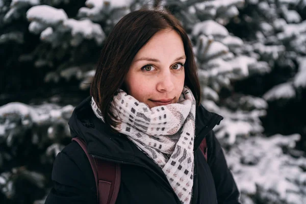 Menina Tem Resto Nos Bosques Inverno Jovem Mulher Caminhando Pela — Fotografia de Stock