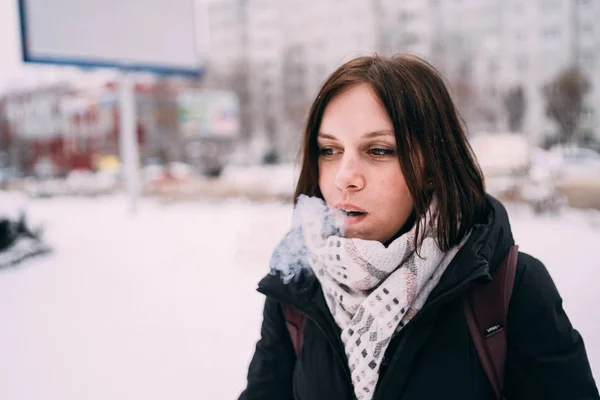 Κορίτσι Καπνίζει Ένα Τσιγάρο Γυναίκα Καπνίζει Τσιγάρα Καπνός Του Τσιγάρου — Φωτογραφία Αρχείου