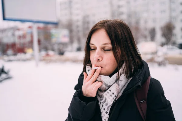 Chica Fuma Cigarrillo Mujer Fuma Cigarrillos Humo Tabaco — Foto de Stock