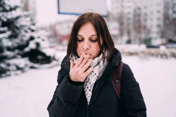 Chica Fuma Cigarrillo Mujer Fuma Cigarrillos Humo Tabaco — Foto de Stock