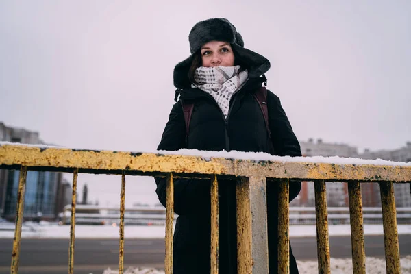 Retrato Uma Bela Loira Chapéu Cachecol Fundo Paisagem Cidade Estação — Fotografia de Stock