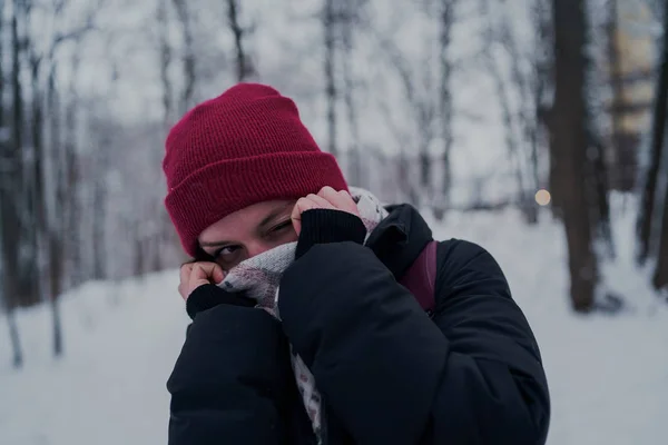 Dívka Odpočinout Zimním Lese Mladá Žena Chůzi Sněhem Zimě Parku — Stock fotografie