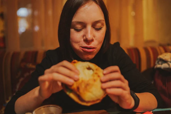 Mujer Comiendo Hamburguesa Francesa Retrato Los Estudiantes Consumen Comida Rápida —  Fotos de Stock