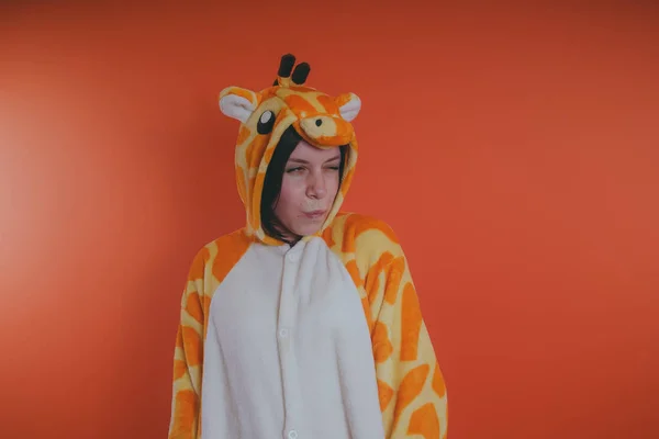 Pijama Forma Uma Girafa Retrato Emocional Uma Menina Fundo Laranja — Fotografia de Stock