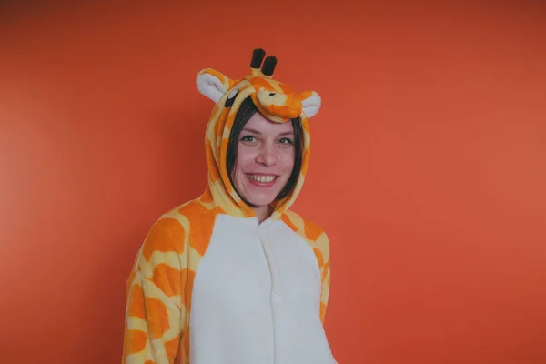 Pijama Forma Jirafa Retrato Emocional Una Niña Sobre Fondo Naranja — Foto de Stock