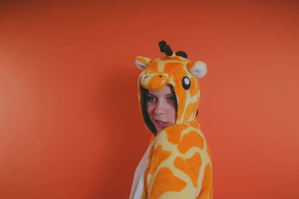 Pijama Forma Uma Girafa Retrato Emocional Uma Menina Fundo Laranja — Fotografia de Stock