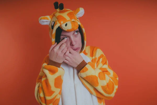 Pijama Forma Uma Girafa Retrato Emocional Uma Menina Fundo Laranja — Fotografia de Stock