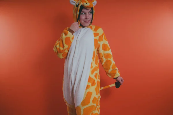 Pyjamas Form Giraff Känslomässiga Porträtt Flickor Orange Bakgrund Galna Och — Stockfoto