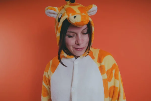 Piżamy Formie Żyrafa Emocjonalne Portret Dziewczyny Pomarańczowym Tle Szalony Zabawna — Zdjęcie stockowe