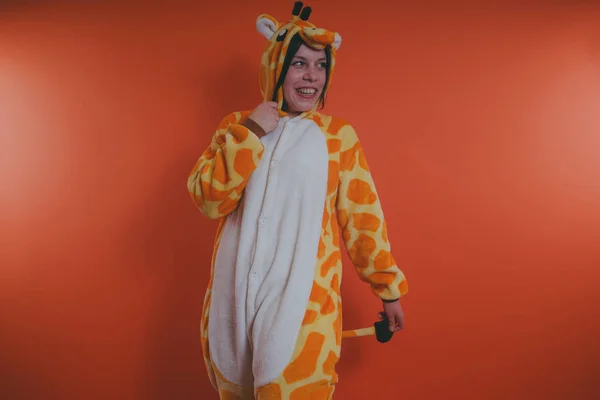 Piżamy Formie Żyrafa Emocjonalne Portret Dziewczyny Pomarańczowym Tle Szalony Zabawna — Zdjęcie stockowe