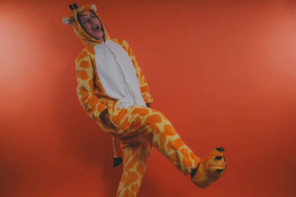 Pigiama Forma Giraffa Ritratto Emotivo Una Ragazza Sfondo Arancione Ragazza — Foto Stock