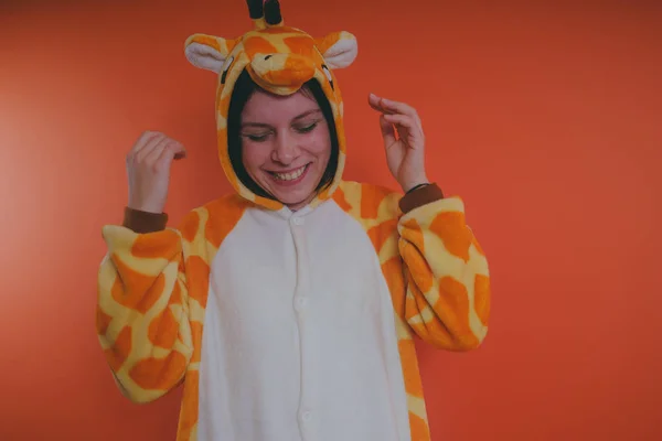 Pijama Forma Jirafa Retrato Emocional Una Niña Sobre Fondo Naranja — Foto de Stock