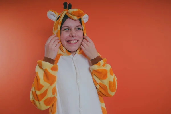 Pijama Forma Uma Girafa Retrato Emocional Uma Menina Fundo Laranja — Fotografia de Stock