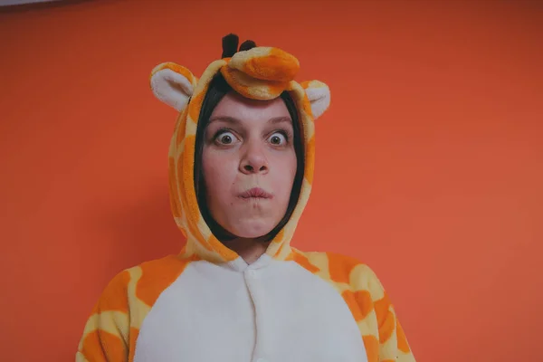 Pyjamas Form Einer Giraffe Emotionales Porträt Eines Mädchens Auf Orangefarbenem — Stockfoto