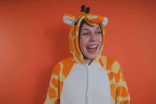 Pijama Forma Uma Girafa Retrato Emocional Uma Menina Fundo Laranja — Fotografia de Stock