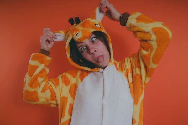 Pijama Forma Uma Girafa Retrato Emocional Uma Menina Fundo Laranja — Fotografia de Stock