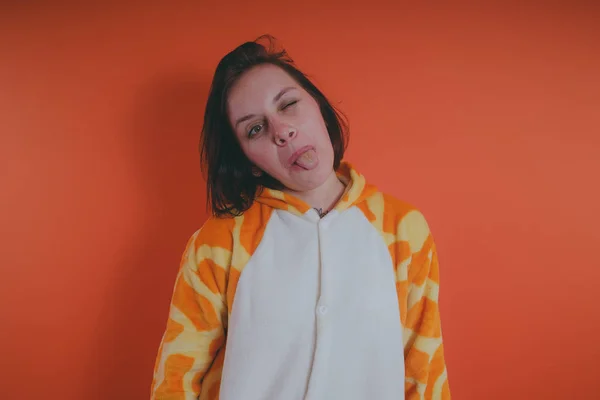 Pijama Forma Uma Girafa Retrato Emocional Uma Menina Fundo Laranja — Fotografia de Stock