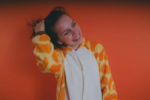 Πιτζάμες Μορφή Μιας Καμηλοπάρδαλης Συναισθηματικό Πορτραίτο Μια Κορίτσια Πορτοκαλί Φόντο — Φωτογραφία Αρχείου