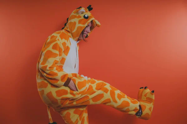 Pijama Forma Uma Girafa Retrato Emocional Uma Menina Fundo Laranja — Fotografia de Stock