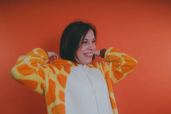 Пижама Виде Жирафа Эмоциональный Портрет Девушки Оранжевом Фоне Сумасшедшая Смешная — стоковое фото