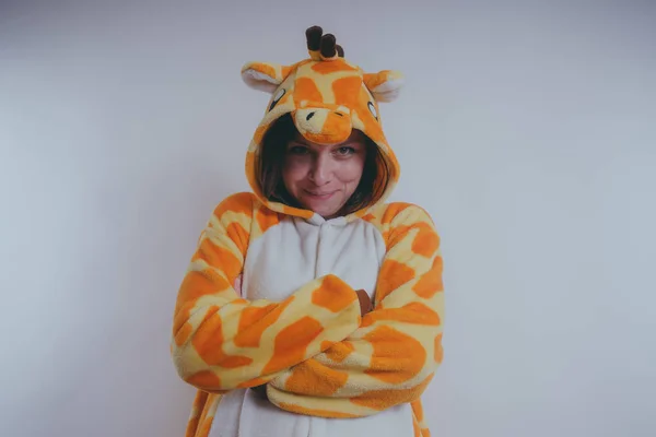 Pijama Forma Jirafa Retrato Emocional Una Niña Sobre Fondo Naranja — Foto de Stock