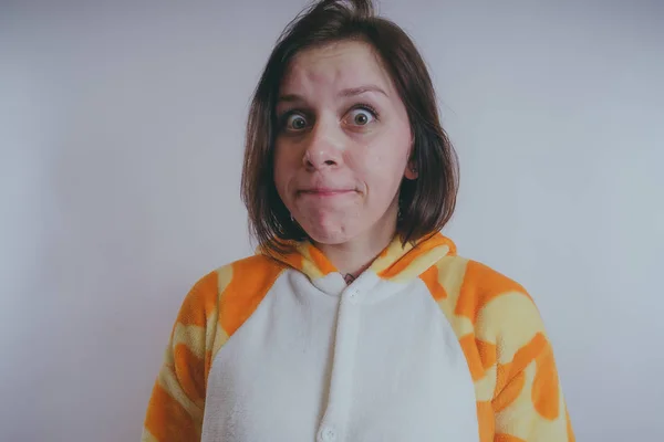 Pijama Forma Uma Girafa Retrato Emocional Uma Menina Fundo Laranja — Fotografia de Stock