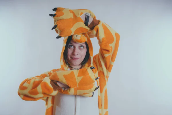 Pijama Forma Uma Girafa Retrato Emocional Uma Menina Fundo Laranja — Fotografia de Stock