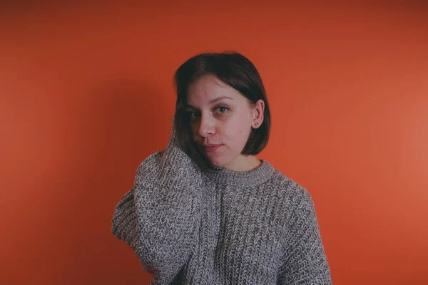 Young Girl Warm Grey Sweater Posing Orange Background Woman Short — Stock Photo, Image