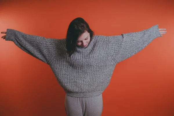Chica Joven Suéter Gris Cálido Posando Sobre Fondo Naranja Mujer — Foto de Stock