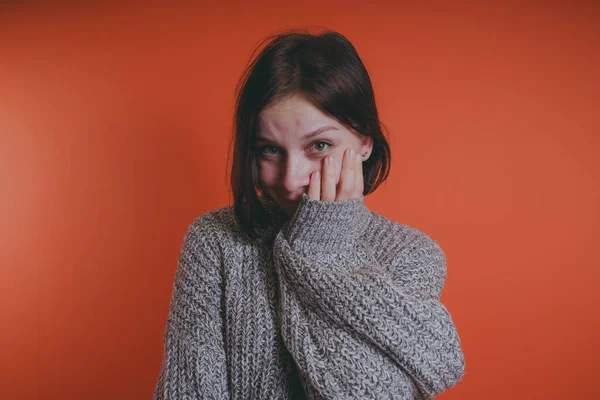 Chica Joven Suéter Gris Cálido Posando Sobre Fondo Naranja Mujer — Foto de Stock