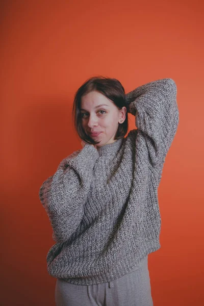 Chica Joven Suéter Gris Cálido Posando Sobre Fondo Naranja Mujer — Foto de Stock