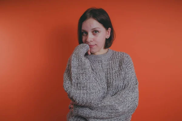 Chica Joven Suéter Gris Cálido Posando Sobre Fondo Naranja Mujer — Foto de Stock