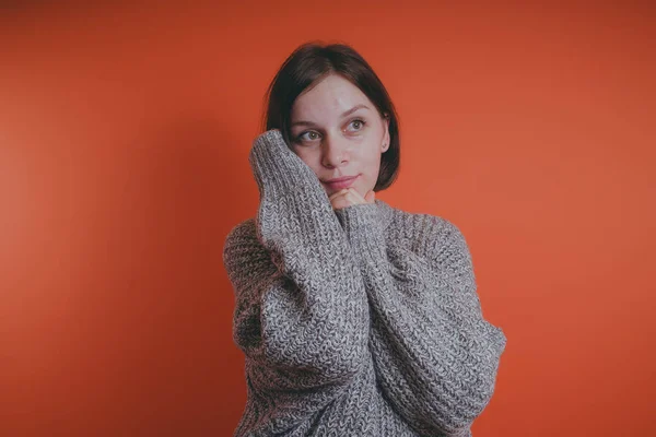 Chica Joven Suéter Gris Cálido Posando Sobre Fondo Naranja Mujer — Foto de Stock