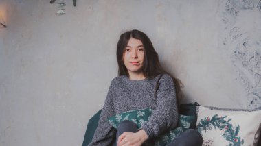 Çekici kız sıcak kazaklı Doğu görünüm