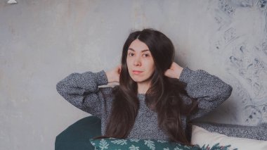 Çekici kız sıcak kazaklı Doğu görünüm