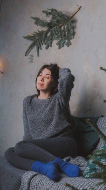 Çekici kız sıcak kazaklı Doğu görünüm