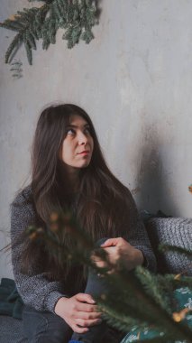 Çekici kız sıcak kazaklı Doğu görünüm