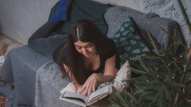 Rahat bir oda bir kitap okuma öğrenci. Bir kitap tutan kız. Konsept: kitap okuma