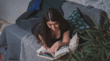 Rahat bir oda bir kitap okuma öğrenci. Bir kitap tutan kız. Konsept: kitap okuma