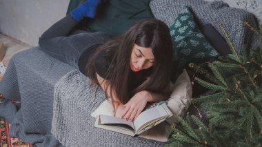 Rahat bir oda bir kitap okuma öğrenci. Bir kitap tutan kız. Konsept: kitap okuma