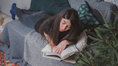 Rahat bir oda bir kitap okuma öğrenci. Bir kitap tutan kız. Konsept: kitap okuma