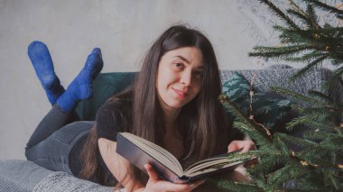 Rahat bir oda bir kitap okuma öğrenci. Bir kitap tutan kız. Konsept: kitap okuma