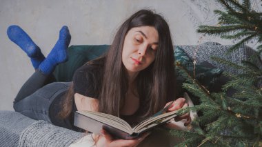 Rahat bir oda bir kitap okuma öğrenci. Bir kitap tutan kız. Konsept: kitap okuma